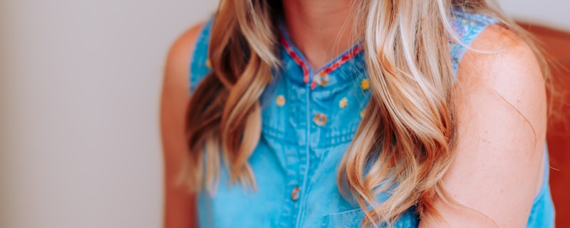 巴西国家男子足球队在绿茵场上庆祝进球的瞬间