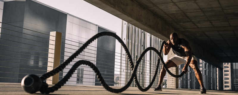 阿根廷国家男子足球队球员梅西在比赛中带球突破的精彩镜头